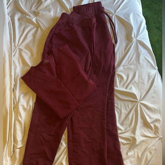 MANDALA Scrub Set- 2 Pants 1 Top - Picture 1 of 4